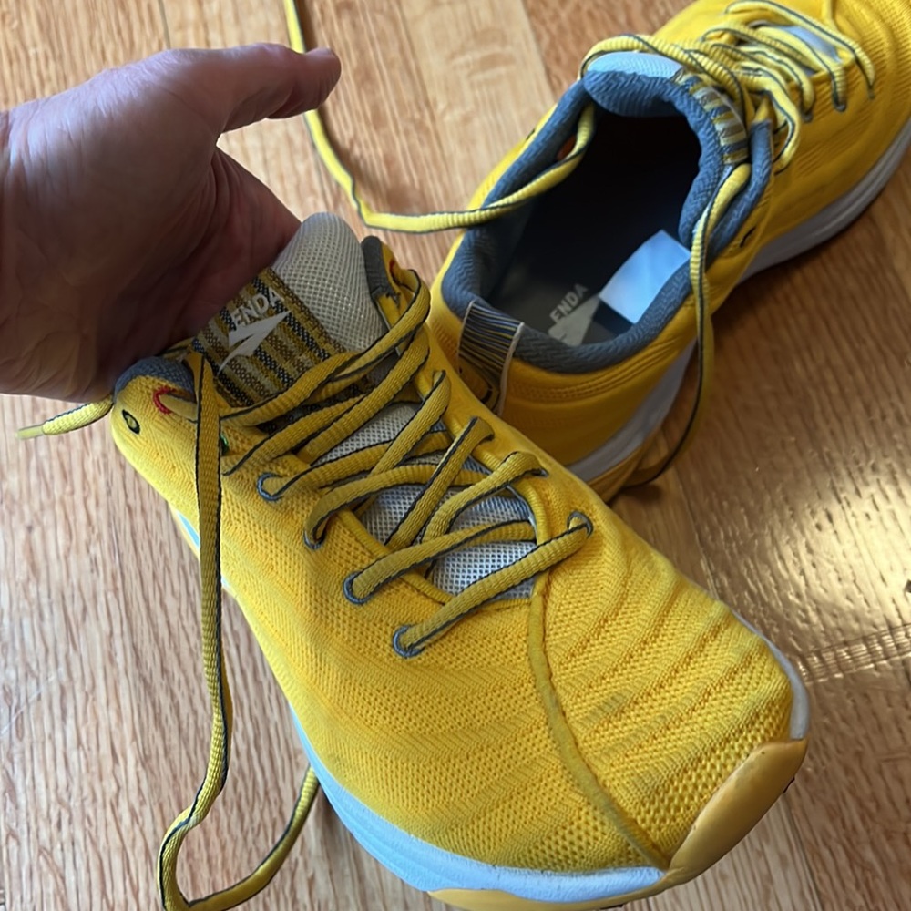 Enda Kenyan women’s running shoes in yellow (8.5)